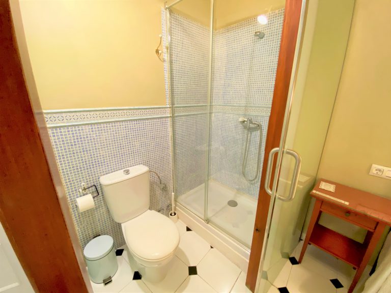 Baño privado en habitación doble económica